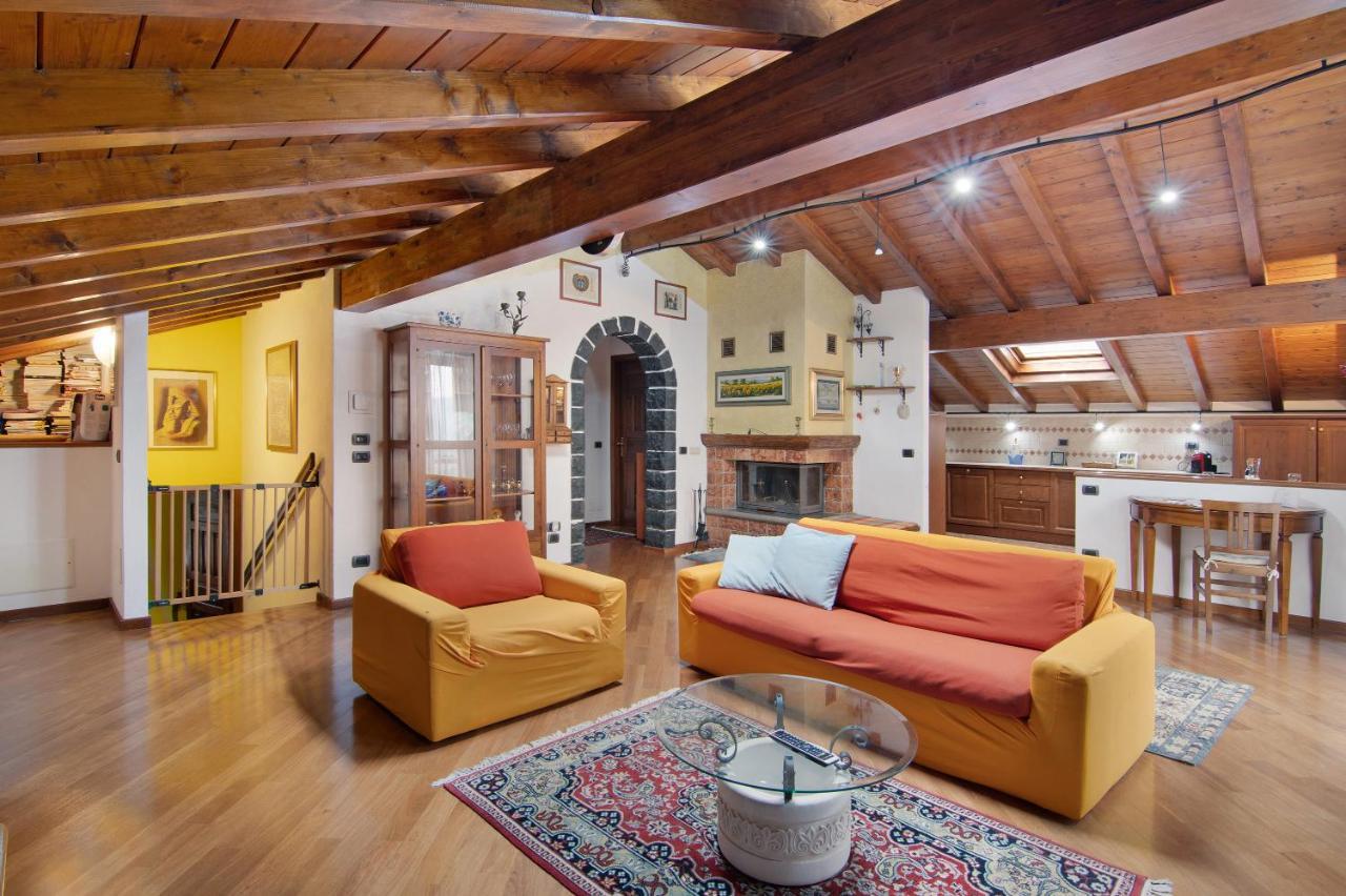 Appartement La Mansarda Di Eros E Tiziana à Lanzo dʼIntelvi Extérieur photo
