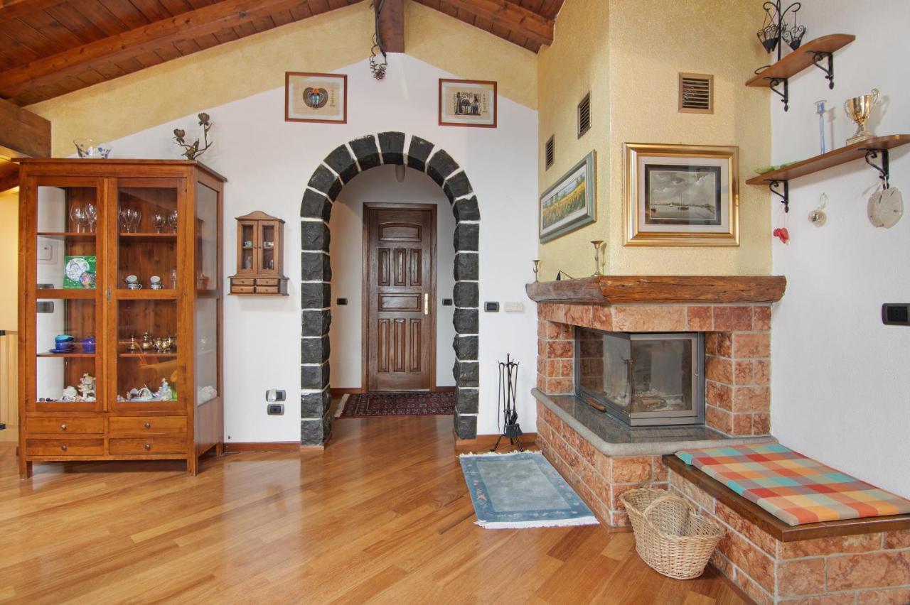 Appartement La Mansarda Di Eros E Tiziana à Lanzo dʼIntelvi Extérieur photo