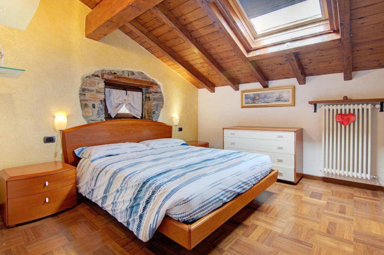 Appartement La Mansarda Di Eros E Tiziana à Lanzo dʼIntelvi Extérieur photo